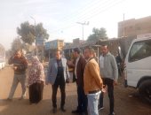 رئيس مركز ومدينة العياط يتابع أعمال النظافة بطريق مصر أسيوط السريع.. صور