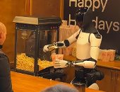 يوزع الفشار على الزوار.. تسلا تستعرض روبوتها البشرى أوبتيموس في برلين..فيديو