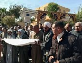 هتافات الفرحة بنجاح الصلح بين أبناء العمومة بنجع بشلاو فى ساحة الطيب.. فيديو