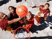 10 صور توثق الحياة اليومية للرهبان الصغار فى ميانمار بين الروحانيات والطفولة