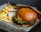 4 خطوات تساعدك على الابتعاد عن الوجبات السريعة وتحافظ على وزنك