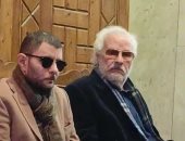 عمر الفيشاوى نجل سمية الألفى وشقيقها يستقبلان المعزيين بمسجد عمر مكرم