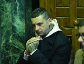 الحزن يسيطر على أحمد الفيشاوي في عزاء والدته سمية الألفي 