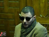 عمر الفيشاوى نجل سمية الألفى وشقيقها يستقبلان المعزيين بمسجد عمر مكرم