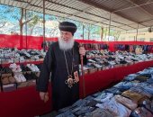 أسقف إيبارشية شرق المنيا يفتتح معرض ملابس "إخوة الرب" لعيد الميلاد