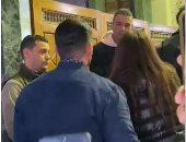 حزن كبير على أحمد الفيشاوي خلال عزاء والدته سمية الألفي.. فيديو 