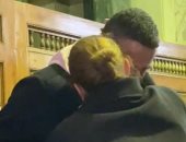 أحمد الفيشاوى ينهار فى حضن شيرين بعزاء والدته الراحلة سمية الألفى