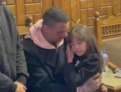 أحمد الفيشاوى يحتضن الطفلة الممثلة تمارا فى عزاء والدته سمية الألفى