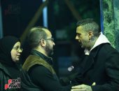 كبار نجوم الفن فى عزاء الفنانة الراحلة سمية الألفى.. محمود حميدة والسقا وخالد النبوى وباسم سمرة يواسون أحمد وعمر الفيشاوى فى عزاء والدتهم.. والفيشاوى يبكى خلال استقبال النجمة شيرين ومنة شلبى تواسيه.. فيديو