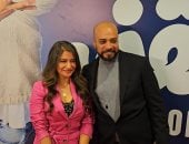 حاتم صلاح يمزح مع زوجته نهلة على السجادة الحمراء في العرض الخاص لفيلم «طلقني»