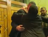 باس إيدها .. شوف رد فعل أحمد الفيشاوى بعد دخول سيدة عزاء والدته