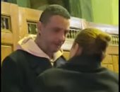 أحمد الفيشاوى يستقبل الفنانة شيرين خلال عزاء والدته.. فيديو