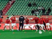 منتخب الفراعنة يخوض عمليات الإحماء قبل انطلاق مباراة زيمبابوى بأمم أفريقيا.. صور