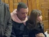 أحمد الفيشاوي يحتضن الطفلة تمارا خلال عزاء والدته سمية الألفي.. فيديو