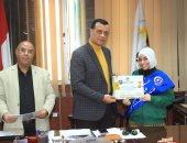 مدير تعليم سوهاج يكرم الفائزين فى مسابقة اكتشف التاريخ