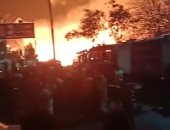 12 سيارة مطافئ تحاول إخماد حريق مخزن أخشاب في منطقة مؤسسة الزكاة.. فيديو