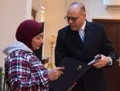 وزير العمل يوفر إعانة مالية وفرصة عمل لسيدة نشرت فيديو للتخلى عن أبنائها