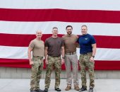 كأن قطار شحن صدمه.. نائب ترامب يشارك فى تدريب شاق مع البحرية الأمريكية.. صور