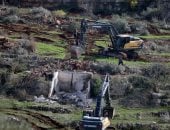 معدات العدو الإسرائيلي تجرف الأراضي الزراعية في الضفة الغربية