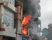تصاعد ألسنة اللهب بمحل واحتجاز سكان بشقق أعلى عقار بسبب حريق فى سوهاج.. فيديو وصور