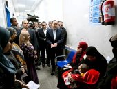 رئيس الوزراء يجرى حوارا مع المواطنين بمركز طب الأسرة فى قرية الفهميين 