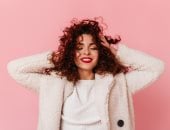 3 خطوات لتمشيط الشعر الكيرلى بسهولة والحفاظ على ترطيبه