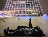 بانكسى.. الظل الذى يطارد جدران العالم لا يزال مجهولا