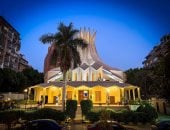 أشجار عيد الميلاد والأضواء تكسو الكاتدرائية الأسقفية بالزمالك قبل قداس العيد