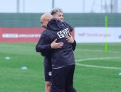 بالأحضان والضحك.. حسام حسن ينهى الجدل حول إمام عاشور في مران الفراعنة