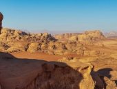 مطلات تبوك الصحراوية تمنح السياحة الشتوية بالسعودية بُعدًا من الجمال