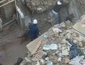 الاستعانة بالكلاب البوليسية للبحث عن مفقودين أسفل عقار إمبابة المنهار.. صور