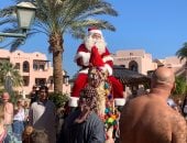 للمرة الـ 13.. بابا نويل فى الغردقة من جديد .. ينشر البهجة والهدايا بين السياح ويؤكد: البحر الأحمر أفضل وجهات العالم لاحتفالات الكريسماس ورأس السنة.. ويهنىء السياح بالعام الجديد.. فيديو وصور