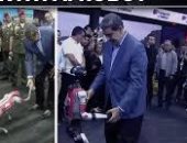 رئيس فنزويلا يرقص مع روبوت على أنغام الميلاد.. فيديو 