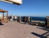 الألمان فى مقدمة الوفود.. انتعاش كبير برحلات السياح الأوروبين على كورنيش الغردقة.. مشاهدة أبرز معالم المدينة السياحية من الأعلى "تحفة".. وحركة المراكب من وإلى الجزر البحرية تبهر العقول.. صور