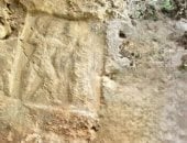 العثور على نقش صخري نادر يعود تاريخه لـ325 قبل الميلاد بإيران