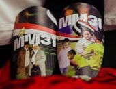 مصطفى محمد يحتفظ بصورة والديه وأبنائه على الشنكار قبل مباراة جنوب أفريقيا.. صور