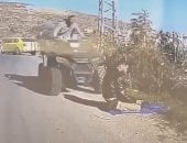 جندي إسرائيلي يدهس فلسطينيا أثناء الصلاة على جانب الطريق.. فيديو