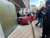 تصادم سيارة ملاكى بأحد المحلات التجارية بمنطقة المهندسين 