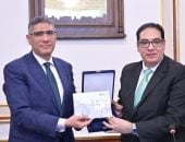 رئيس جامعة القاهرة يقدم لمحافظ الجيزة الدليل الاسترشادى للهوية البصرية للمحافظة