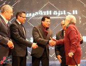 وزير الشباب ونقيب الصحفيين يسلمان درع الجائزة التقديرية للكاتبة أمينة شفيق