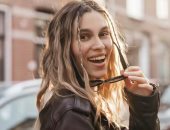 تسريحات شعر جذابة باستخدام الربطات المطاطية الملونة