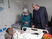 محافظ الغربية يطمئن على 17 عاملاً مصابين بادعاء تسمم غذائى بمستشفى المحلة