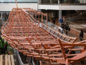 صحيفة فرنسية تبرز إعادة تركيب مركب الملك خوفو فى المتحف المصرى الكبير