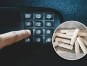 طلاب صينيون يستخدمون غبار الطباشير لفتح خزنة الهواتف