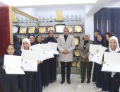 مدير تعليم الجيزة يكرم الطلاب المنتظمين فى الحضور بالفصل الدراسى الأول.. صور