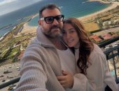 كندة علوش تحتفل بعيد ميلاد عمرو يوسف على أنغام الساكسفون