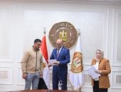 ​وزير العمل يُسلم دفعة جديدة من عقود العمل بالإمارات والأردن