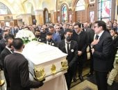 انهيار هانى رمزى فى جنازة والدته ووزير الثقافة يواسيه
