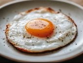 مقلي ولا مسلوق ولا شكشوكة.. خبراء يوضحون طرق طهى البيض الأكثر صحة