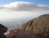 جبال البحر الأحمر.. الشايب وحماطة وعلبة قمم طبيعية فريدة.. تحتضن أندر الحيوانات والطيور المهددة بالانقراض.. وغابة من النباتات النادرة لا تنمو إلا على إفرست الغردقة.. يقطنها النسر الملتحى ويبيت فيها السحاب.. صور